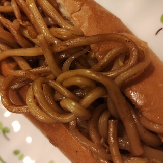 焼きそばと粒入りマスタードのホットドッグロールパン